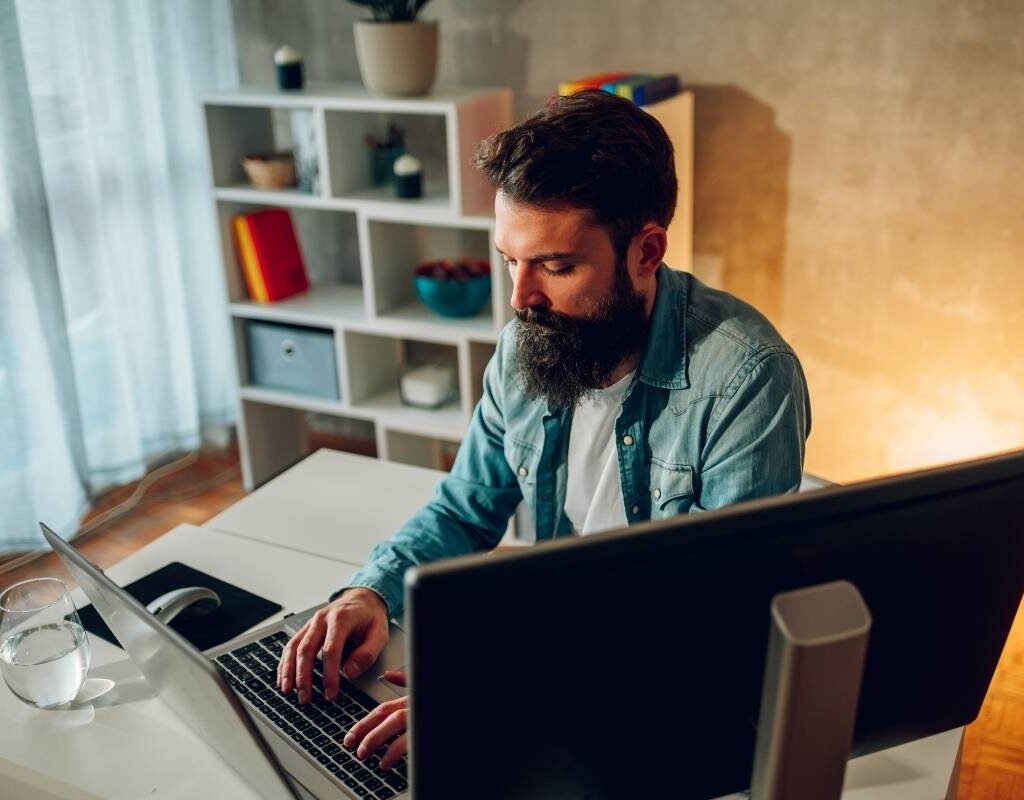 Ein Mann tippt am Computer