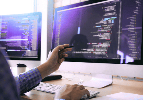 Das Bild zeigt den Bildschirm und die Software eines IT-Verantwortlichen.