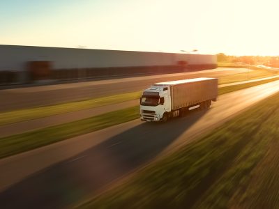 Ein LKW mit einen Lager im Hintergrund