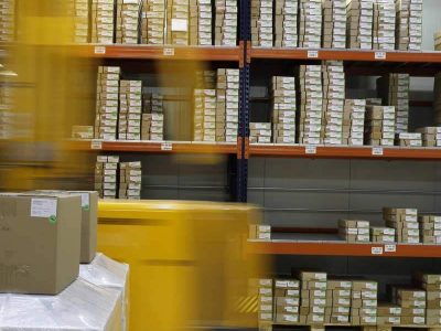 Versandvorbereitung im Lager für den Interfilialversand